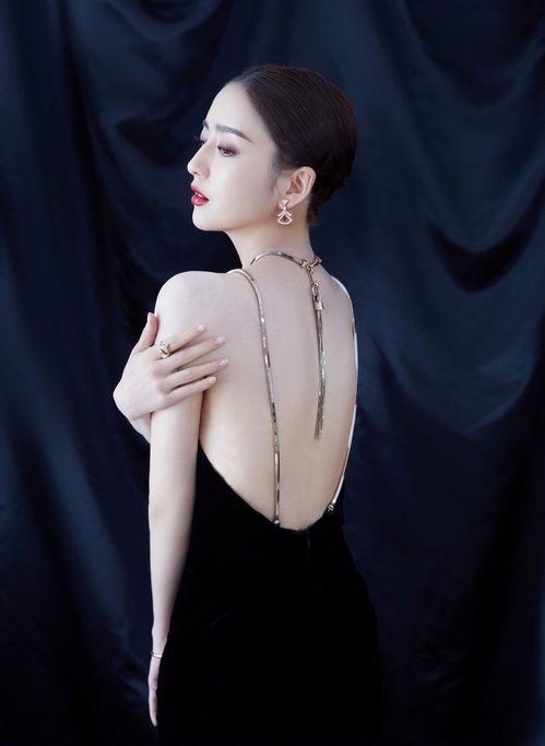 女明星的背,时尚与品味的完美融合