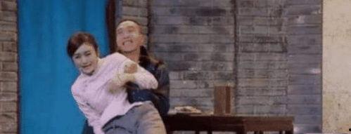 女演员拍戏被吃豆腐,女演员拍戏遭遇不雅行为