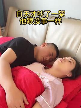 逗比夫妻的搞笑视频,爆笑视频带你领略夫妻间的甜蜜搞笑瞬间